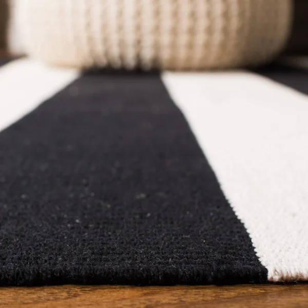 Safavieh Montauk MTK712D 12&0x22 x 15&0x22 Black, Ivory Area Rug