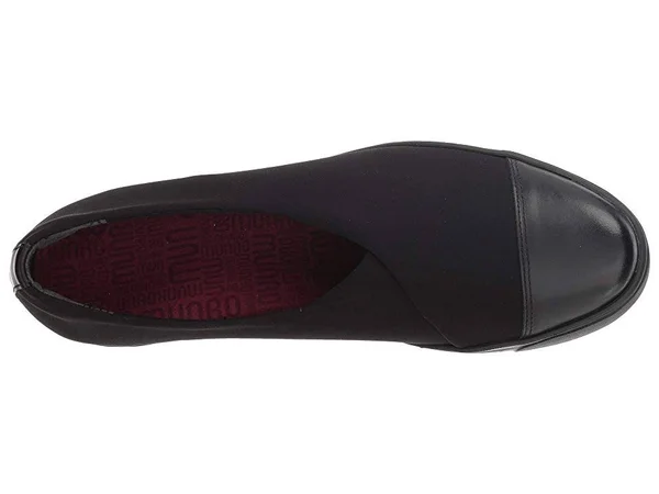 Munro Women's Plum, Black Stretch Fabric Size: 5 W