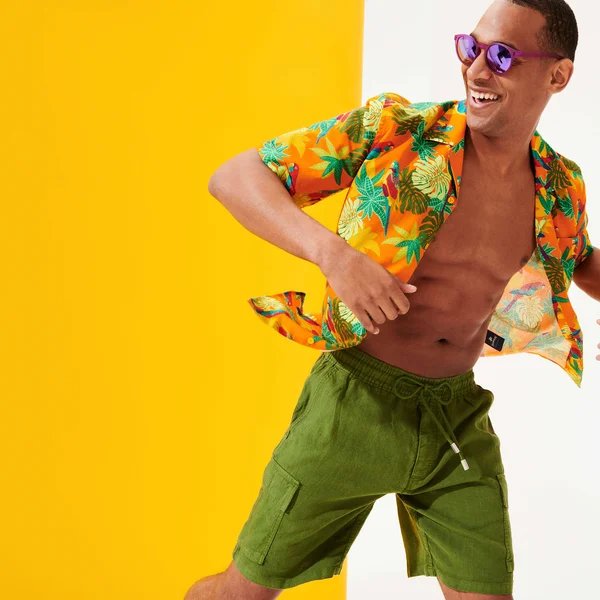 Men Linen Bermuda Shorts Cargo Pockets - Bermuda - Baie - Green - Size XXL - Vilebrequin