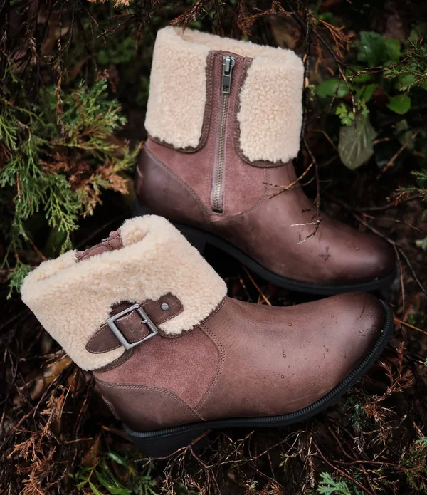 Ugg Women's Elings Leather, Size 9.5