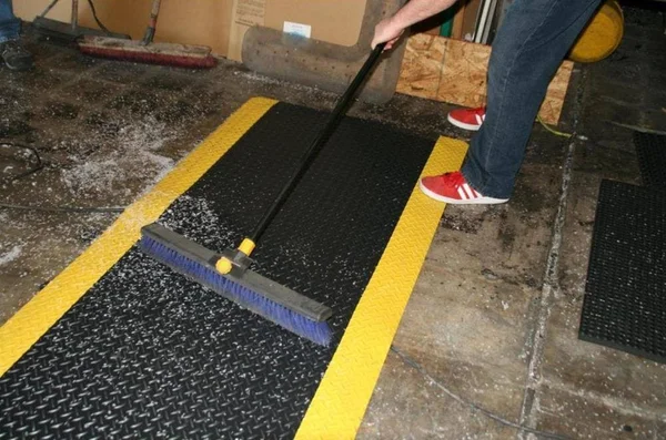 Rhino Mats Diamond Plate 3 -ft x 15/16 -in B/y Black Rectangular Indoor Anti-Fatigue Mat - DTT36DSBYX17