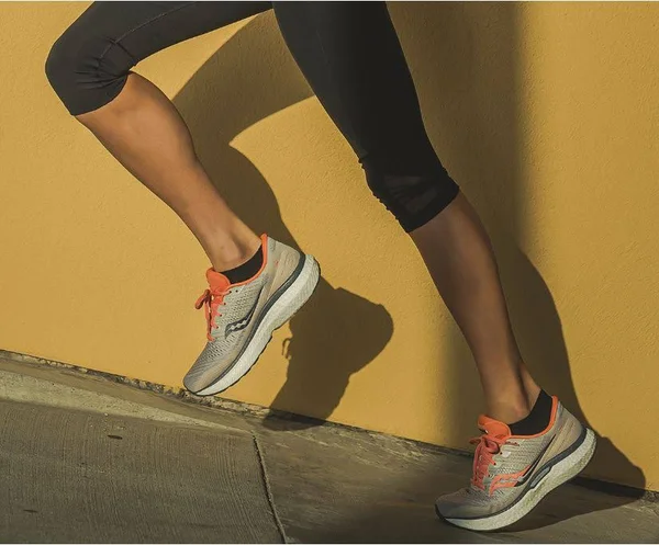 Saucony Women's Triumph 18 Running Shoes, Moonrock/Coral