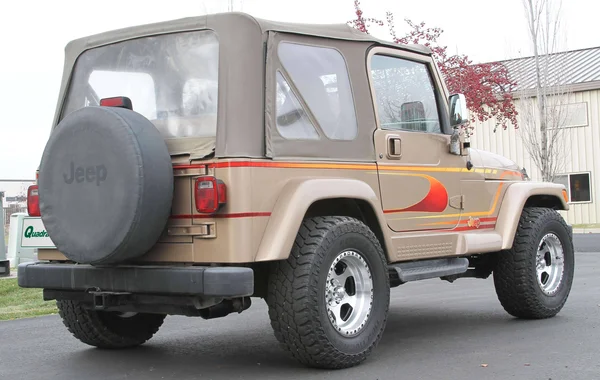 Rough Country 67970 2.5in Jeep Suspension Lift Kit w/ V2 Shocks (07-18 Wrangler JK Unlimited)