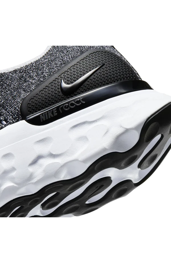 Nike Men's React Phantom Run Flyknit 2 Running Shoes - Black